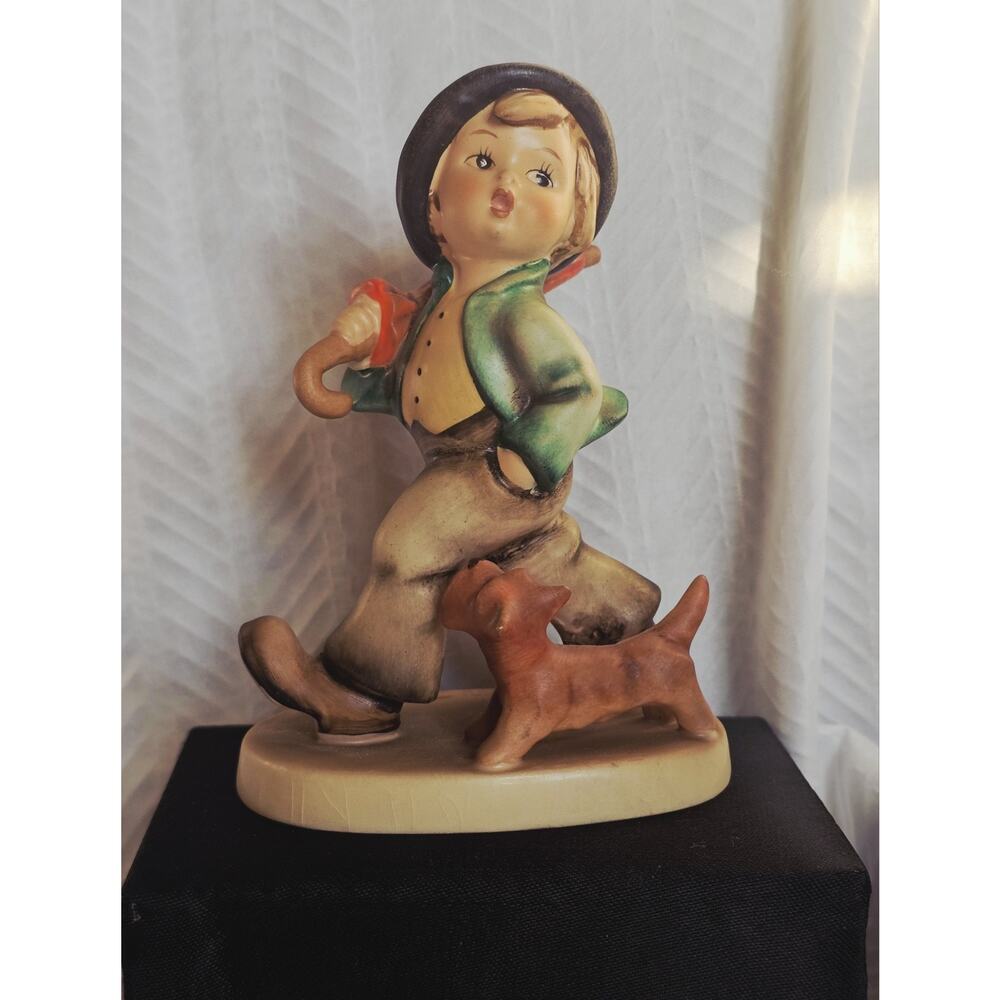 Hummel Goebel Figurine STROLLING ALONG #5 TMK3